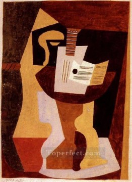 Guitarra y partitura sobre pedestal 1920 Pablo Picasso Pinturas al óleo